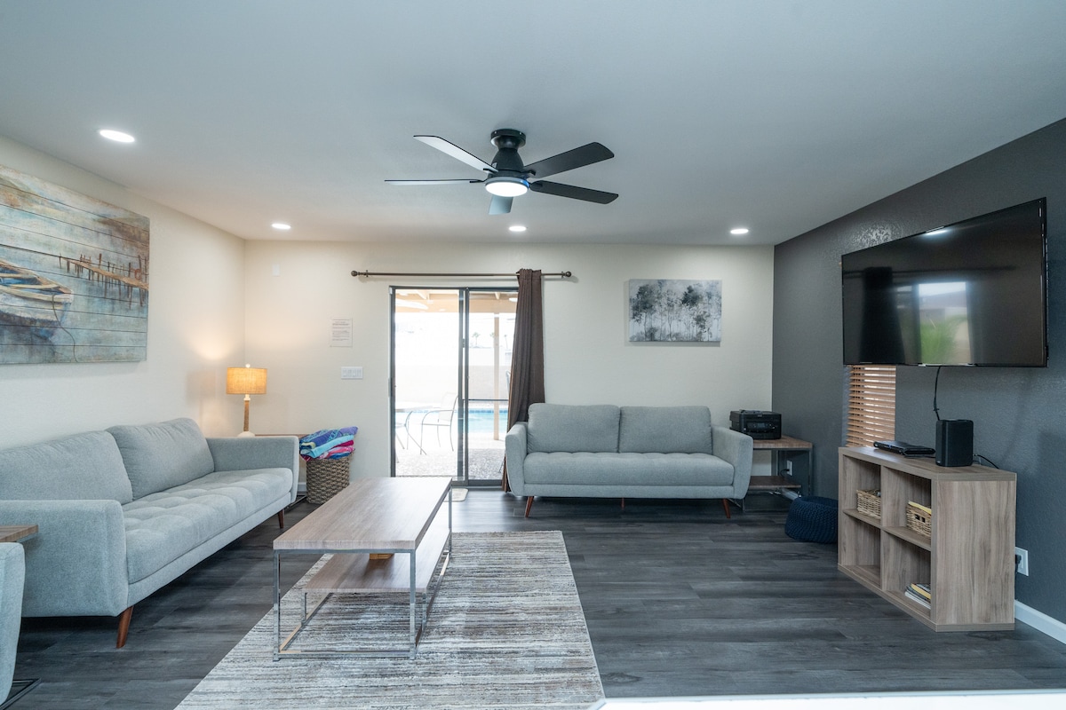 4/2 Sleeps 12 POOL SPACIOUS and Parking