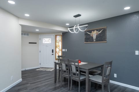 4/2 Sleeps 12 POOL SPACIOUS and Parking