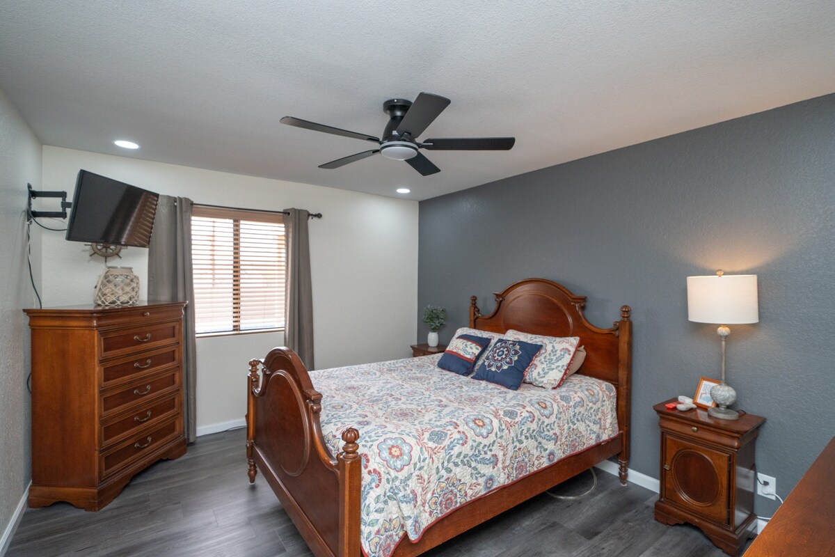 4/2 Sleeps 12 POOL SPACIOUS and Parking - Lake Havasu City