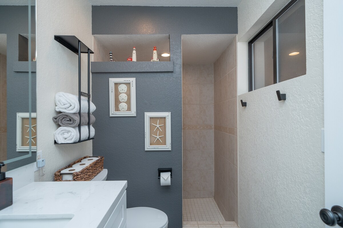 4/2 Sleeps 12 POOL SPACIOUS and Parking - Lake Havasu City