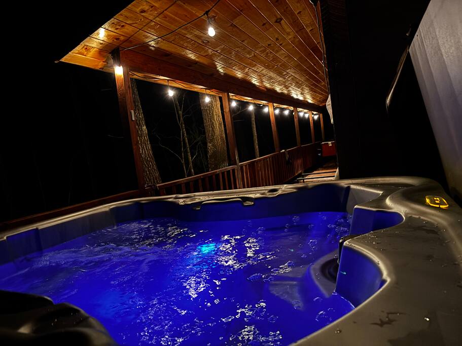 The Lucky Lodge- Brand New Hot Tub!