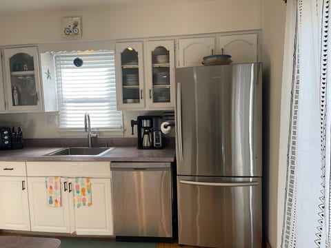 Pet Friendly Cottage – 200 steps from the Beach!