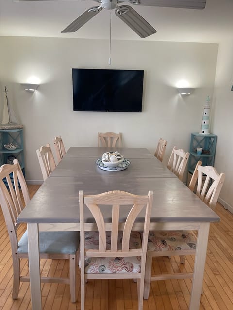 Pet Friendly Cottage – 200 steps from the Beach!