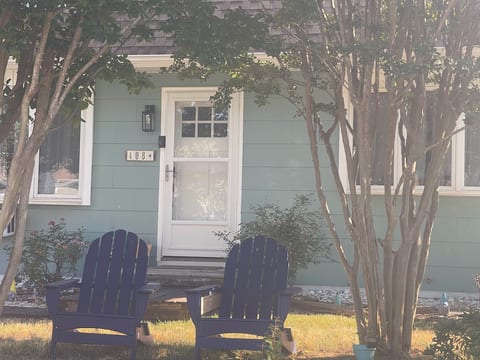 Pet Friendly Cottage – 200 steps from the Beach!