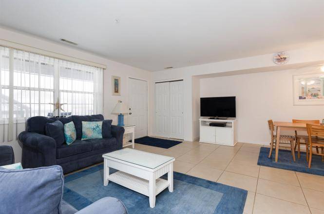 Spacious 2 Bed, 2 Bath Condo right by the WW Beach