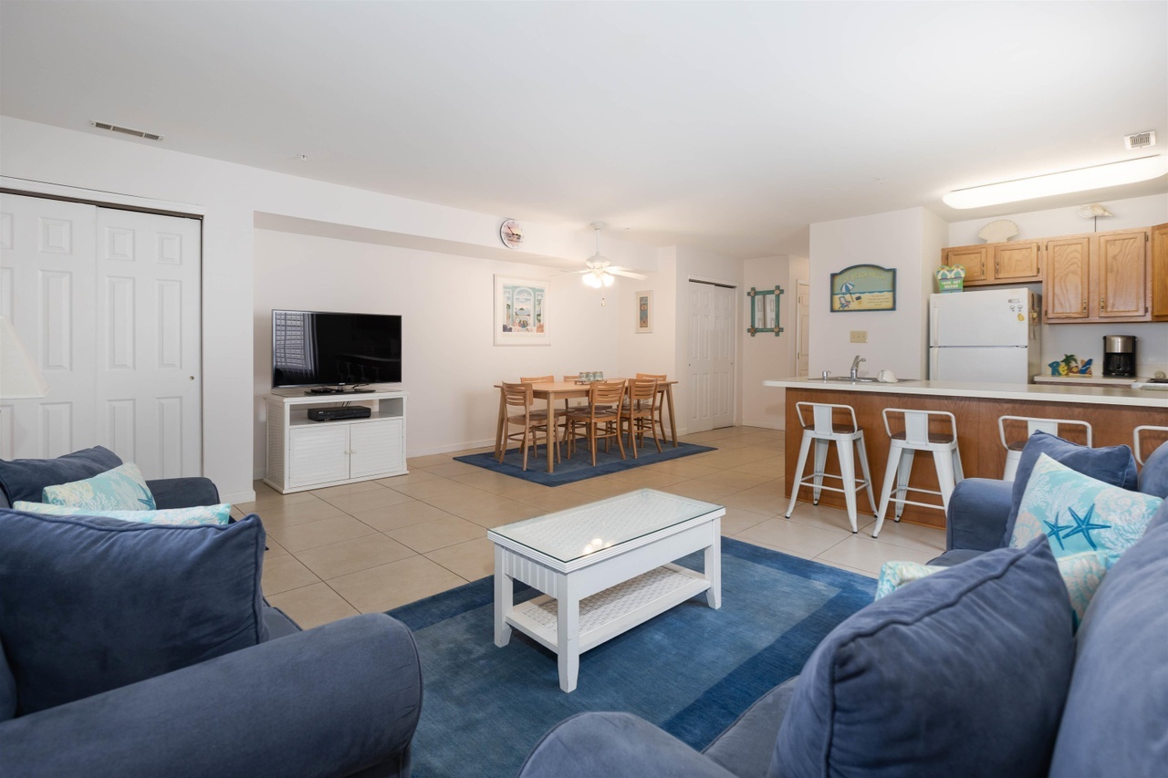 Spacious 2 Bed, 2 Bath Condo right by the WW Beach