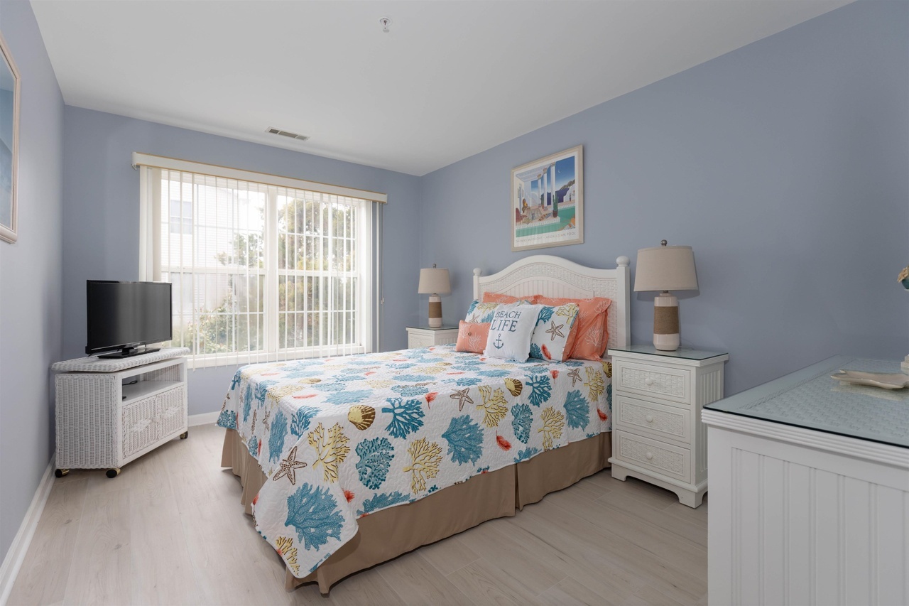 Spacious 2 Bed, 2 Bath Condo right by the WW Beach