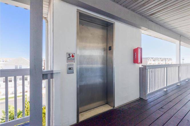 Spacious 2 Bed, 2 Bath Condo right by the WW Beach