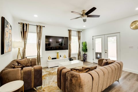Dallas Urban Oasis w/ 2 Balconies < 3 Mi to Downtown!