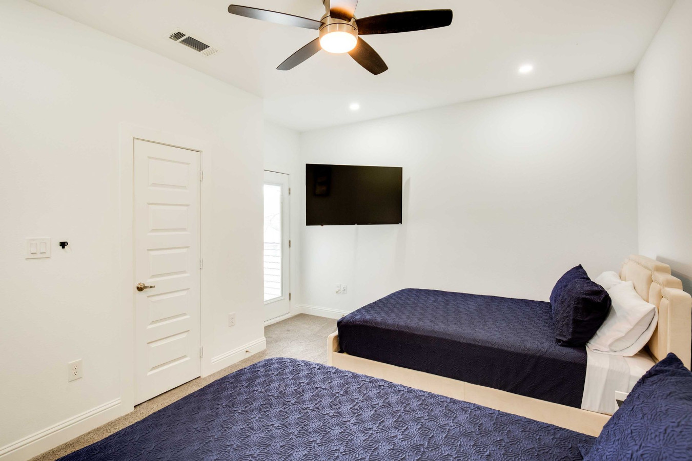 dallas-urban-oasis-w-2-balconies-less-3-mi-to-downtown!/