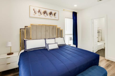 Dallas Urban Oasis w/ 2 Balconies < 3 Mi to Downtown!