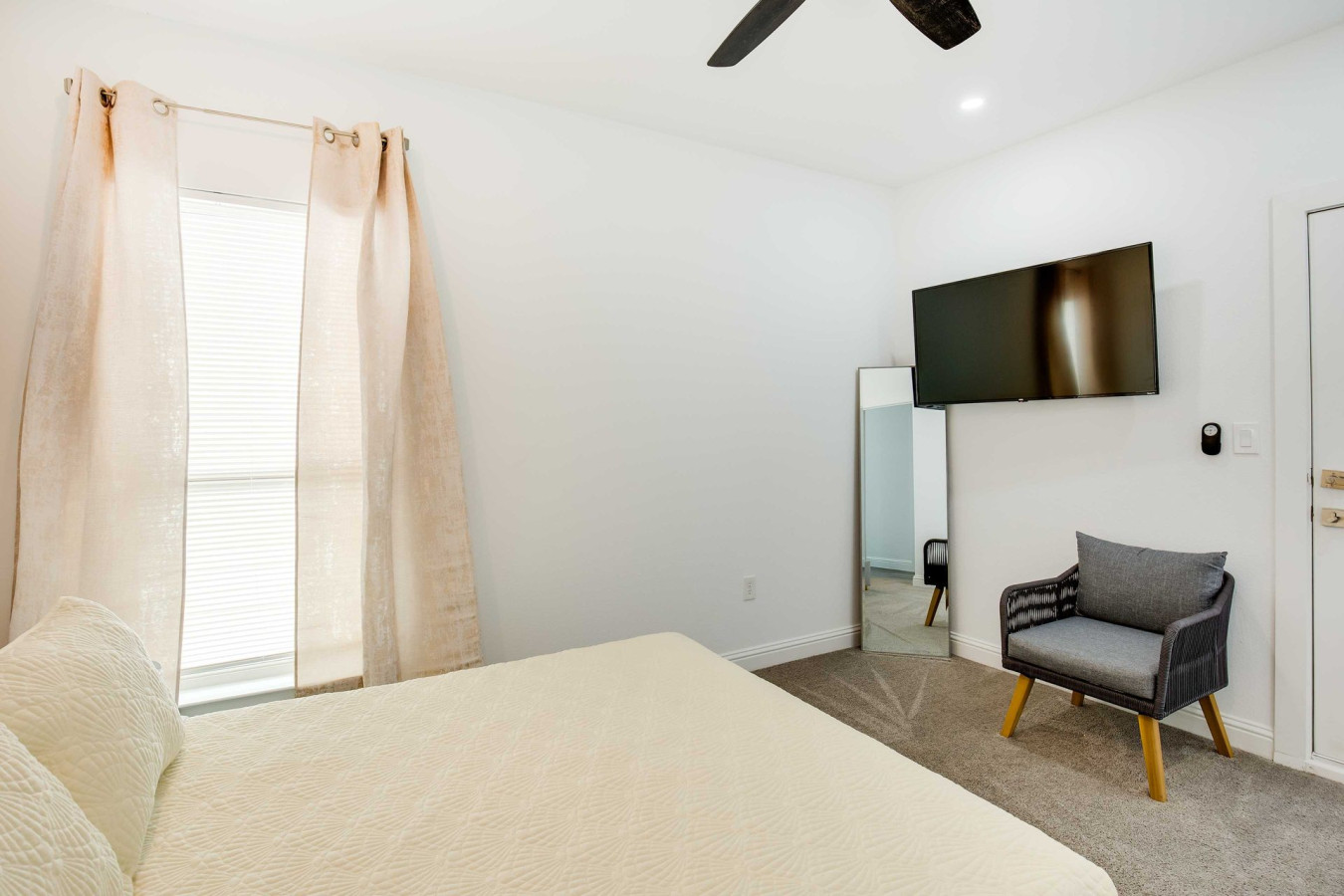 dallas-urban-oasis-w-2-balconies-less-3-mi-to-downtown!/