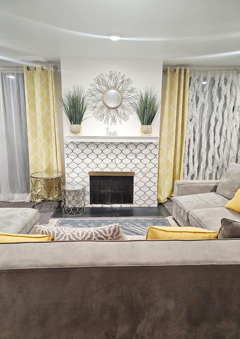 Spacious, Modern, Best Location! 12 mins to Beach.