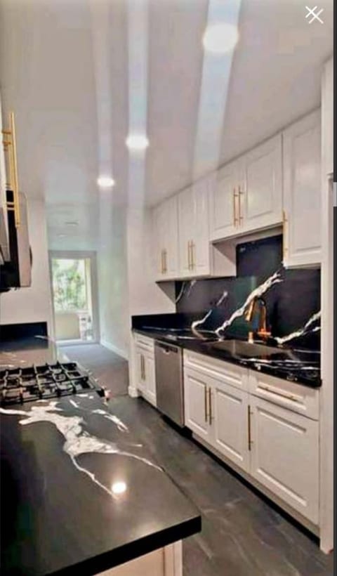 Spacious, Modern, Best Location! 12 mins to Beach.