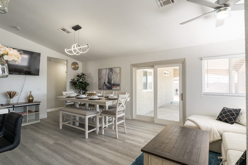 A Modern Home away from Home! - North Las Vegas