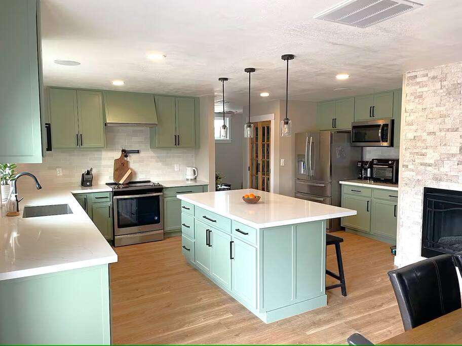 Modern kitchen equipped with a sleek stove, blender, toaster, microwave, and coffee machine. Bright and functional, this space is ideal for cooking and brewing fresh coffee, offering both convenience and style for everyday use or guest stays.