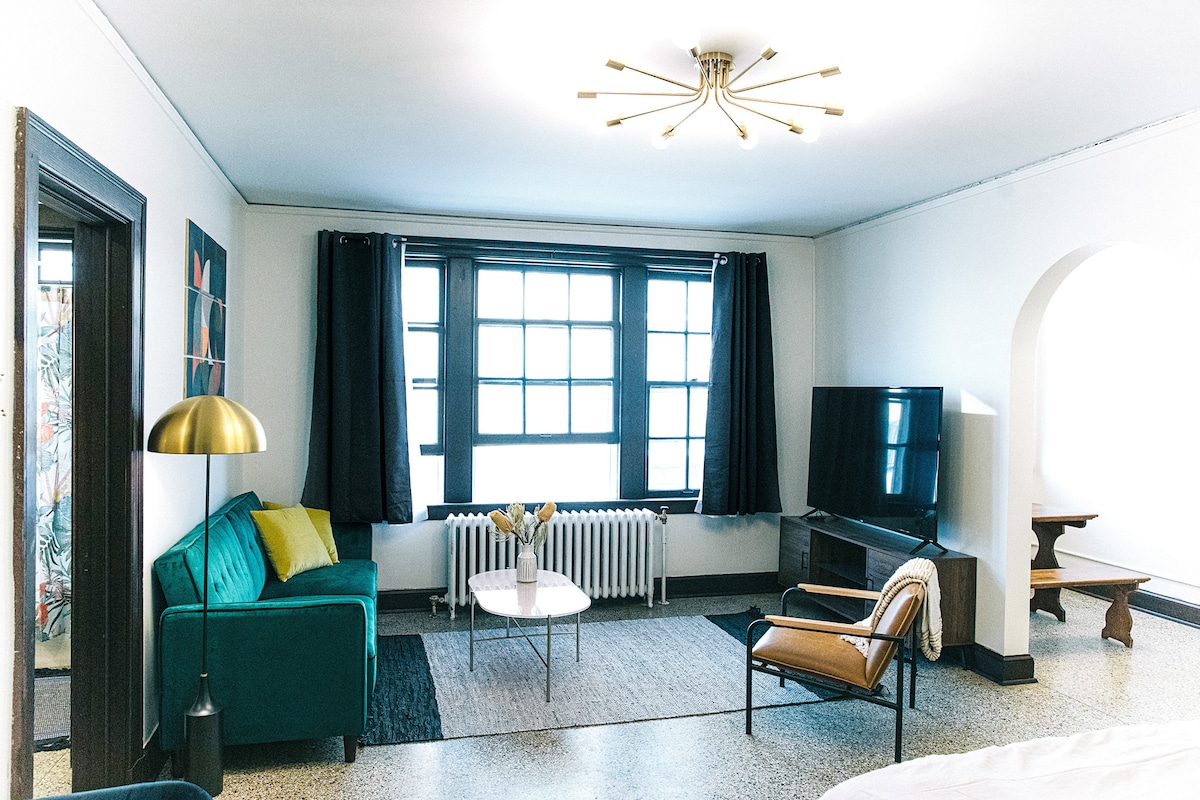 Downtown Studio with Historic Elegance. Unit D