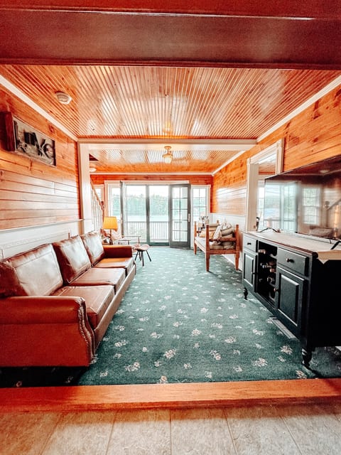 Lakefront Retreat w/ Hot Tub| Views| Dock| Kayaks