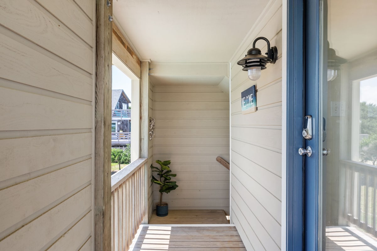 Sea Rest: Large Pool, Hot Tub, 3rd house to Beach!