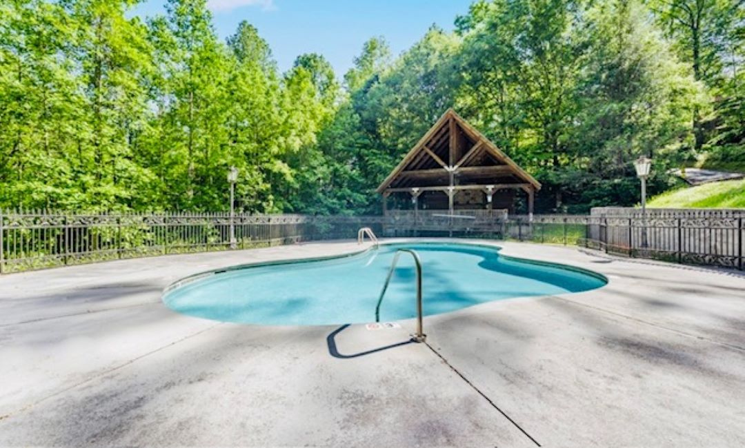 Community Pool - garbage dumpster is across the street. Community Pool - garbage dumpster is across the street. - Tranquil Treehouse - Townsend