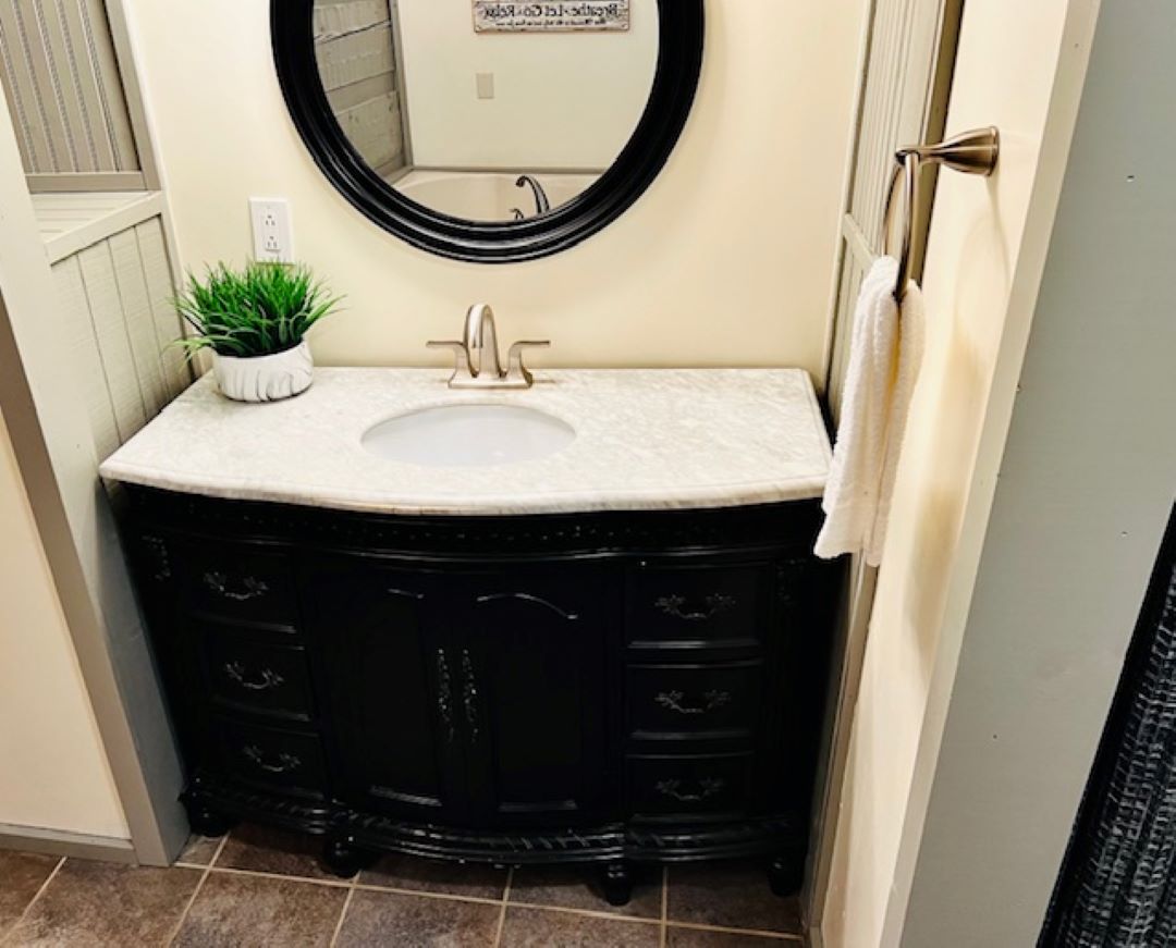Full bath with shower, indoor Jacuzzi and water closet. Full bath with shower, indoor Jacuzzi and water closet. - Tranquil Treehouse - Townsend