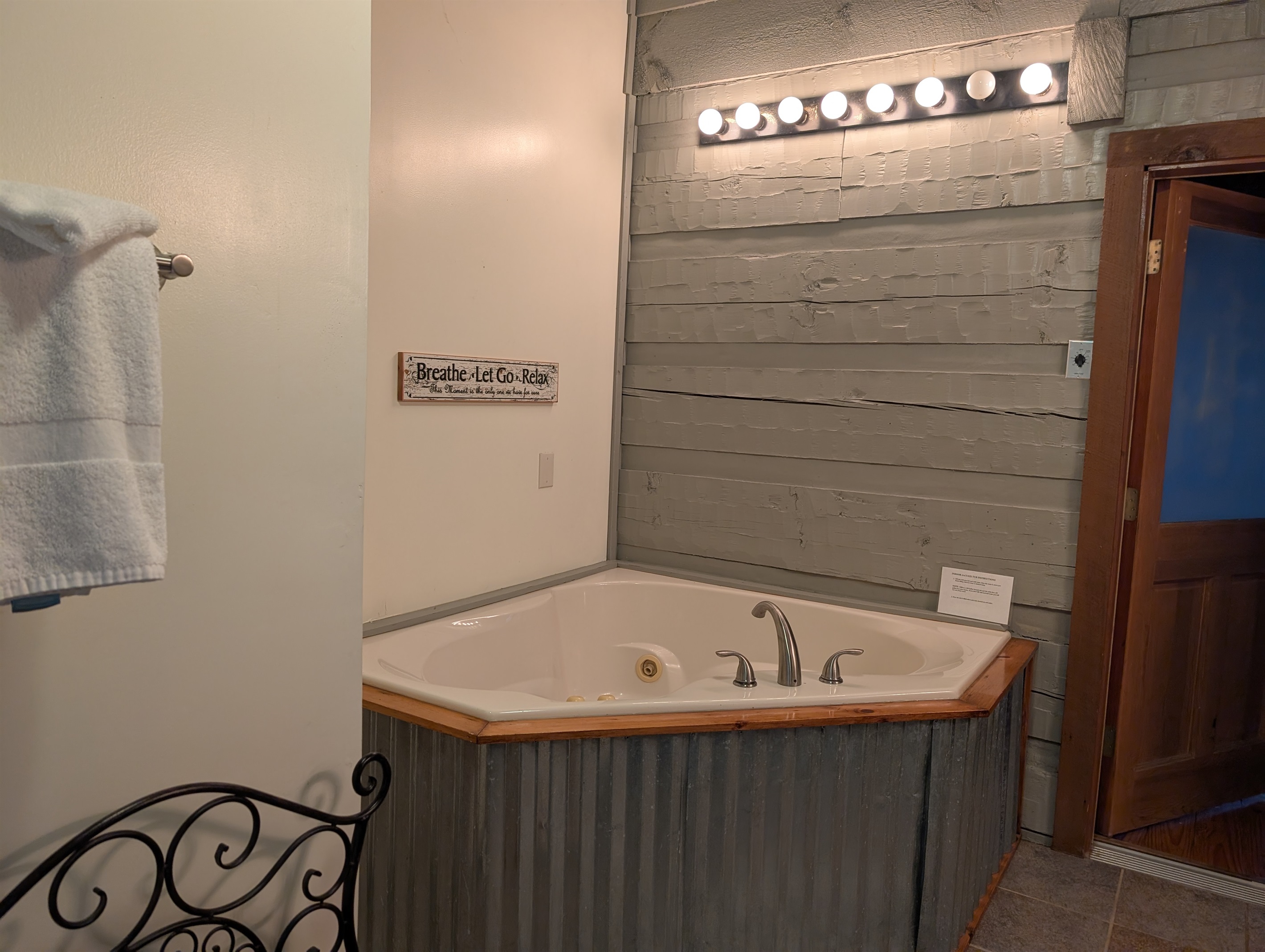 Indoor jacuzzi tub, soak any stress away. Indoor jacuzzi tub, soak any stress away. - Tranquil Treehouse - Townsend