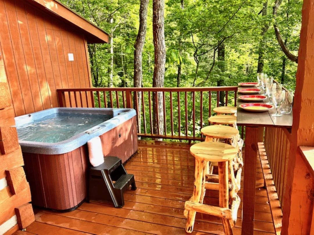 Hot Tub and 4 seats for outdoor dining. Hot Tub and 4 seats for outdoor dining. - Tranquil Treehouse - Townsend