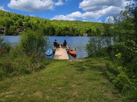 Quai privé à 50 mètres du chalet avec 2 kayaks et 2 paddleboards
