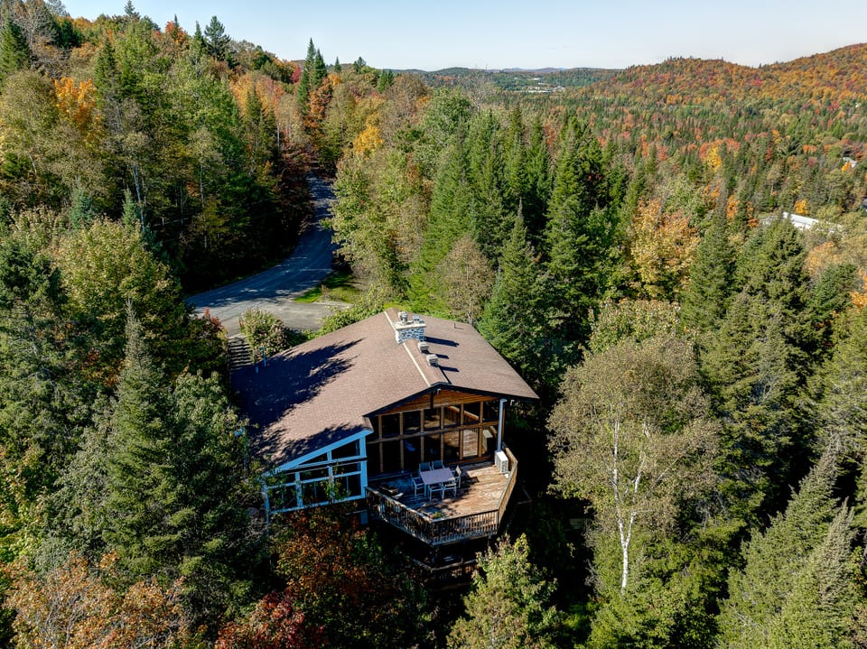 Authentic Swiss Chalet - 4BR with private SPA and Pool table - Sainte-Agathe-des-Monts