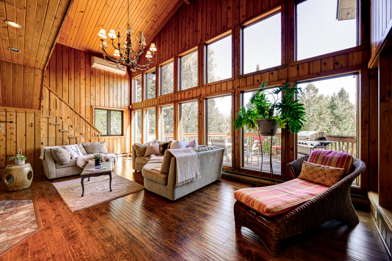 Authentic Swiss Chalet - 4BR with private SPA and Pool table