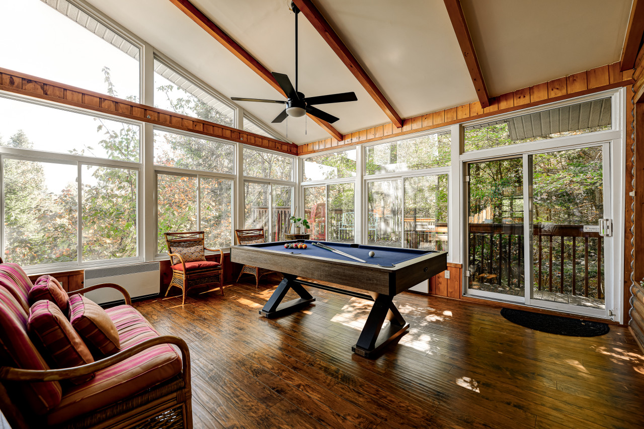 Authentic Swiss Chalet - 4BR with private SPA and Pool table