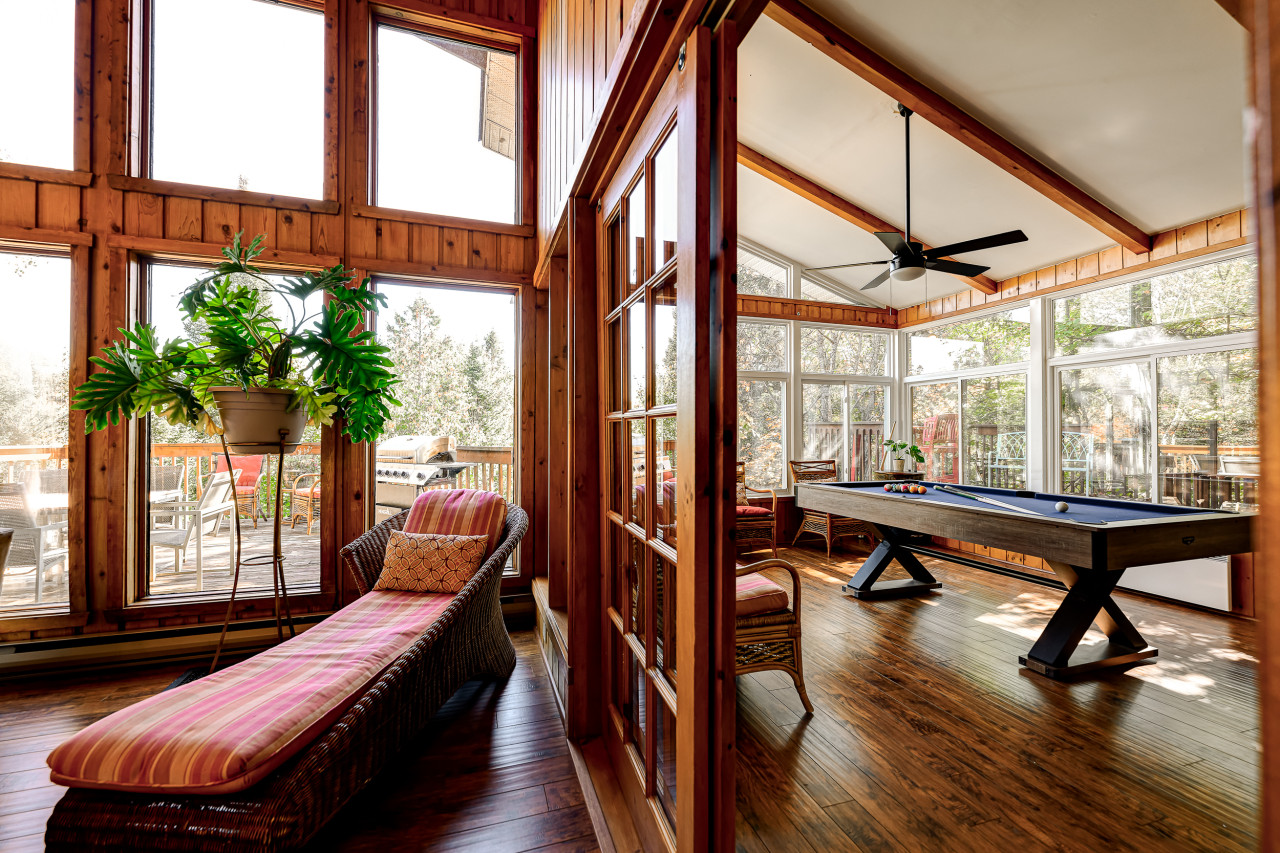 Authentic Swiss Chalet - 4BR with private SPA and Pool table
