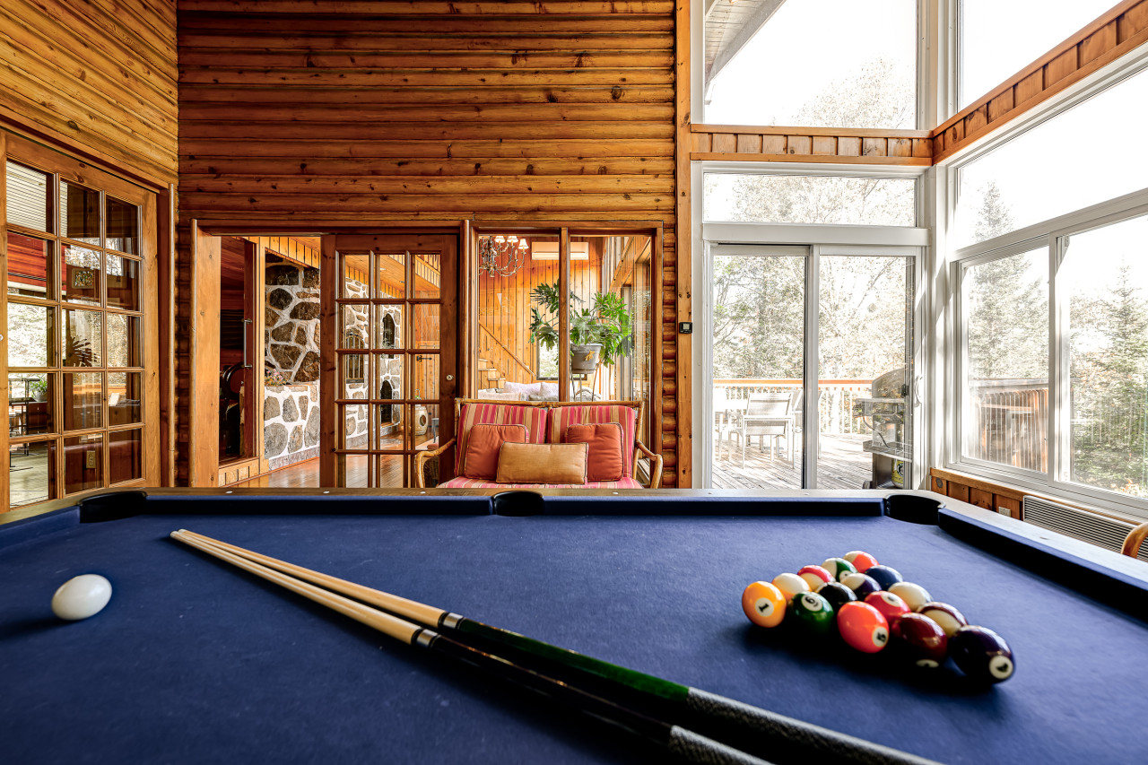 Authentic Swiss Chalet - 4BR with private SPA and Pool table