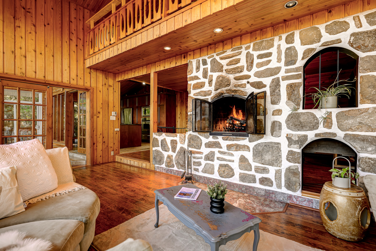 Authentic Swiss Chalet - 4BR with private SPA and Pool table