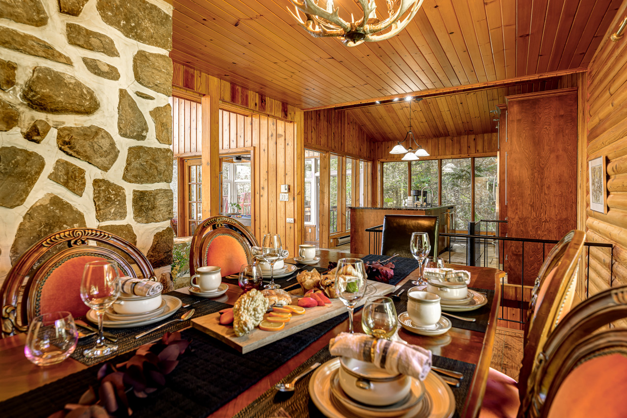 Authentic Swiss Chalet - 4BR with private SPA and Pool table