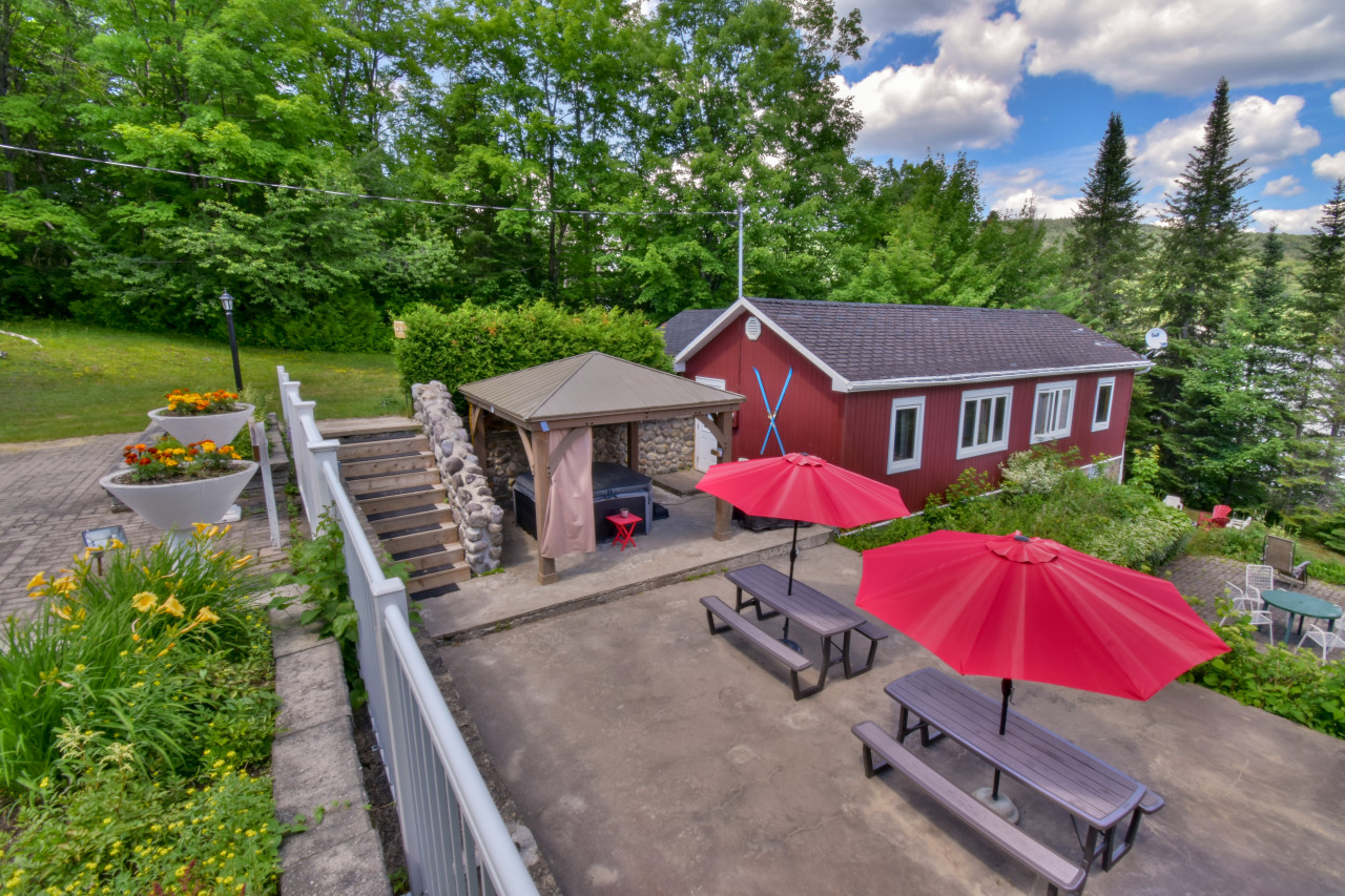 Grande terrasse directement au chalet