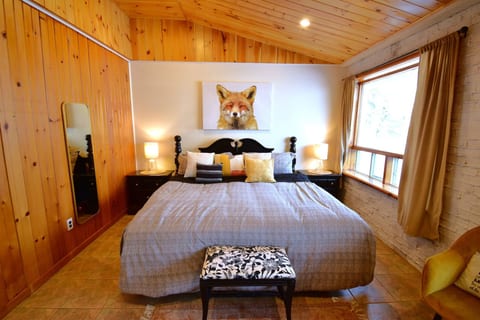 The Den - Nature Retreat with Wood-Burning Fireplace