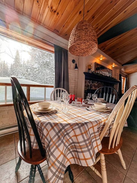The Den - Nature Retreat with Wood-Burning Fireplace