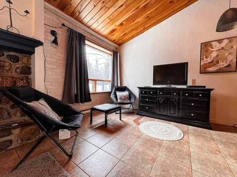 The Den - Nature Retreat with Wood-Burning Fireplace