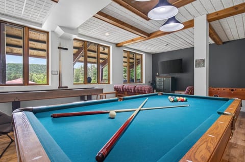 Inn Chalet: Lake with Beach, SPA & Pool table