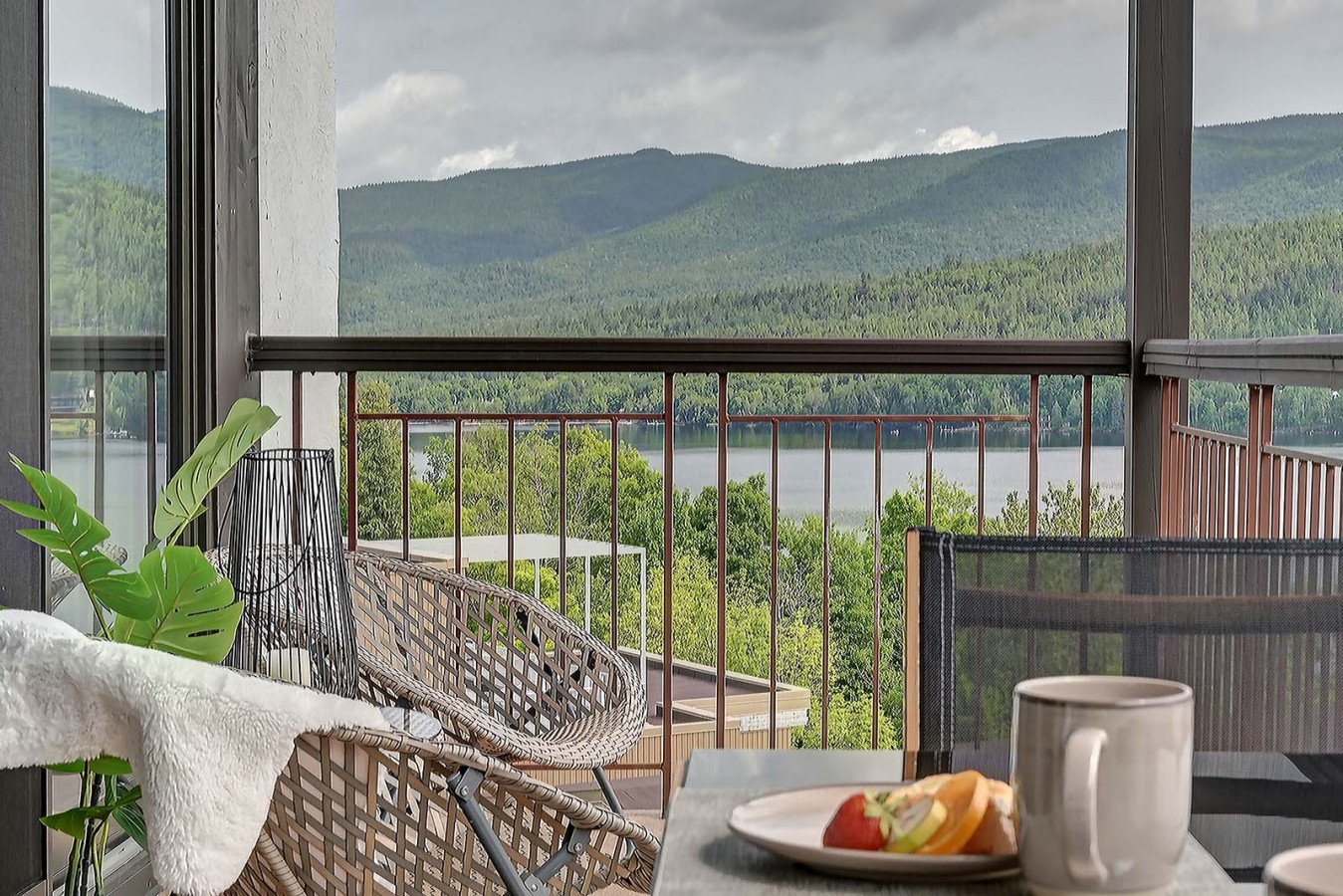 beautiful-lake-vue-and-ski-5-min-of-mont-tremblant/