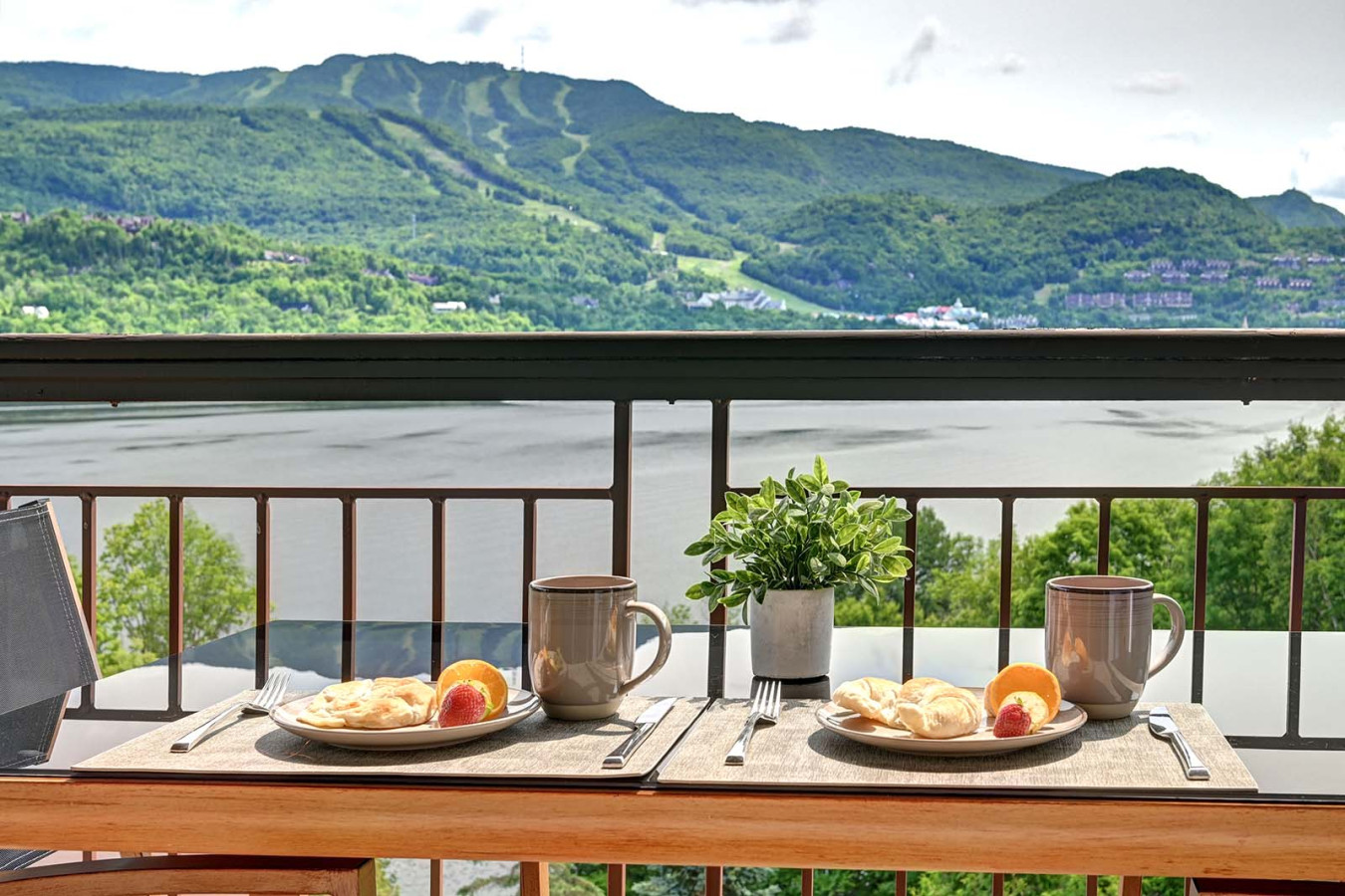 beautiful-lake-vue-and-ski-5-min-of-mont-tremblant/