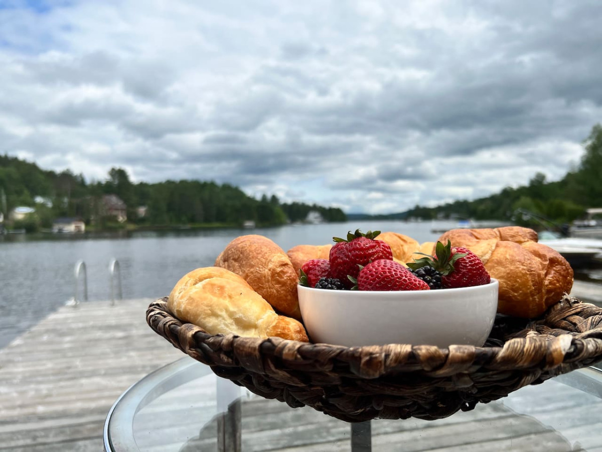 Oasis on the LAKEFRONT with SPA and SKIING