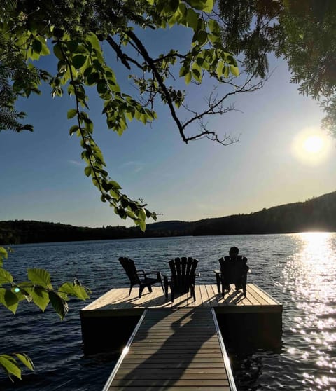 Quai privé / Private dock avec embarcations