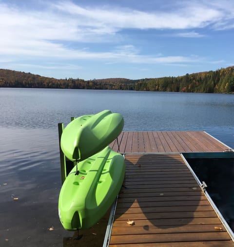 2 kayaks ouverts disponibles pour explorer le lac