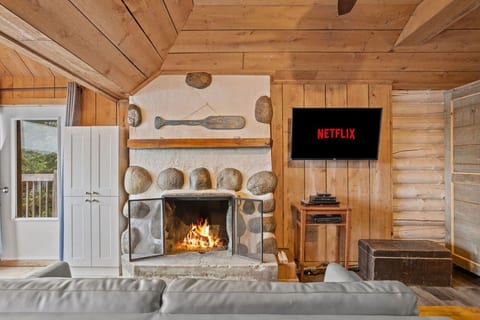 Rustik cabin with beach access and kayaks