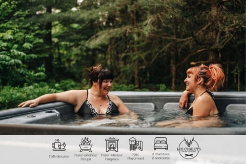 Chalet with Private Hot Tub in the Laurentians — Lac Sarrazin, Sainte-Lucie-des-Laurentides
