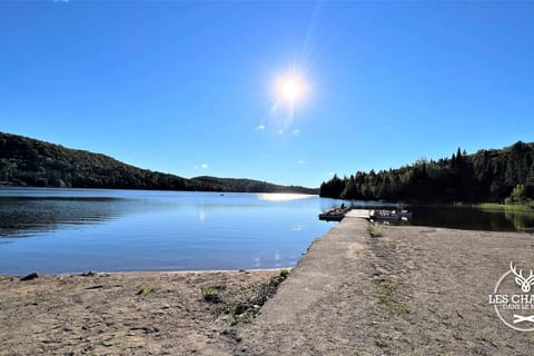 Lakefront Chalet in the Laurentians — Lac Sarrazin, Sainte-Lucie-des-Laurentides