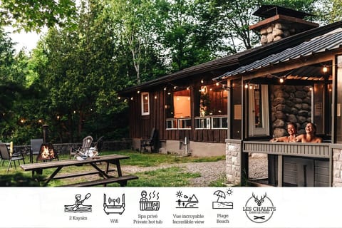 Lakefront Chalet with Private Hot Tub in the Laurentians — Lac Sarrazin, Sainte-Lucie-des-Laurentides