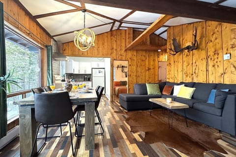 Lakefront Chalet with Private Hot Tub in the Laurentians — Lac Sarrazin, Sainte-Lucie-des-Laurentides